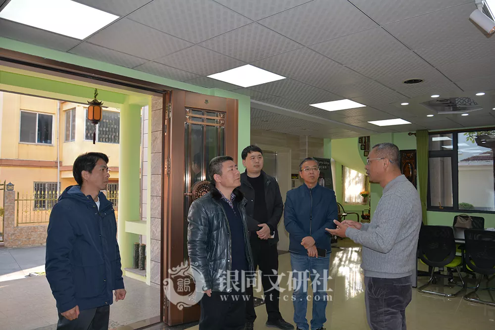 市统战部郑小华处长莅临银同侨史馆参观指导
